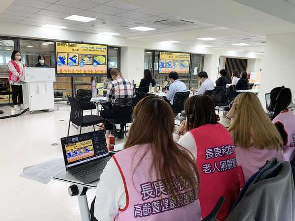 2022 年第八屆全國技專校院 老人福祉產品服務創新設計競賽 海報組複選-線上競賽