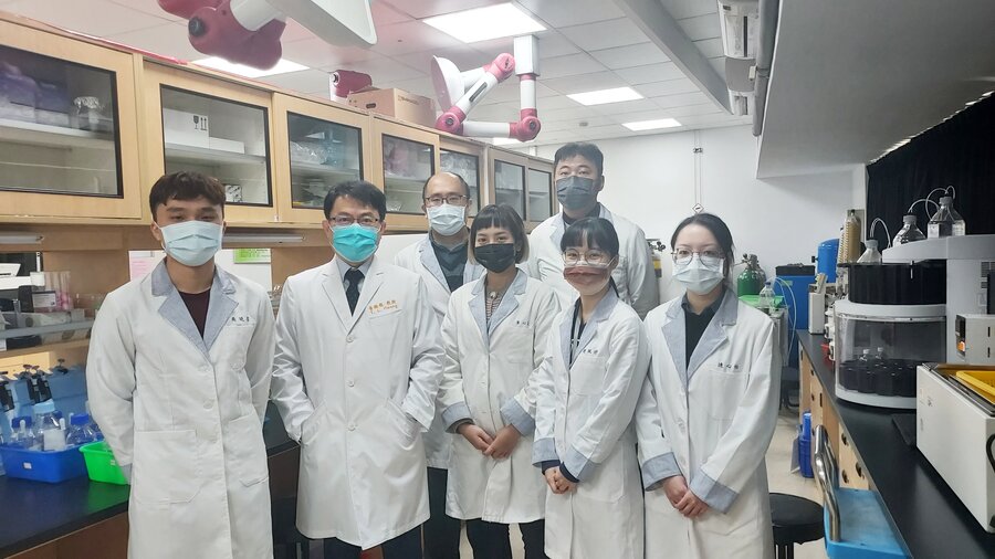 黃聰龍院長帶領長庚科技大學的同學們進行研究實作。