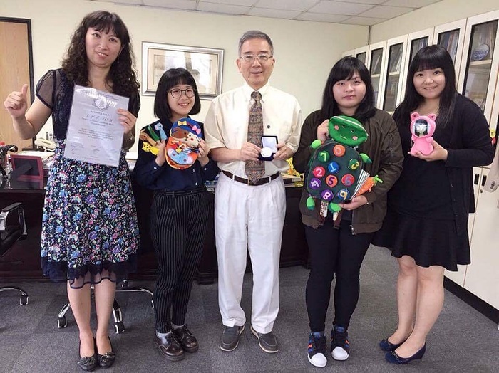 長庚科大幼保系常雅珍副教授指導系上三位同學研發教玩具背包及安撫幼兒分離焦慮妮可娃娃參加俄羅斯莫斯科世界發明展，榮獲銀牌獎 (左3為長庚科大樓迎統校長、左1為常雅珍副教授)。