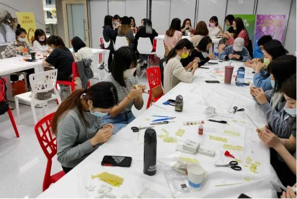 人體特效塑形實務：指導學生雕塑建模。