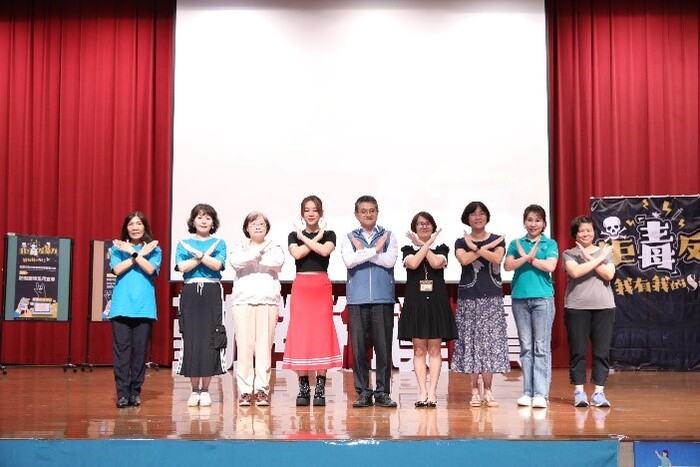桃園青年事務局主秘李訓智(中)、歌手九九(左四)與長庚科大師長、來賓一同推動反毒反暴力。