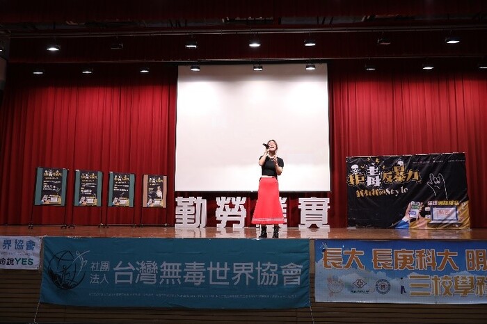 創作歌手九九出席長庚科大活動進行表演，提倡健康活力觀念。