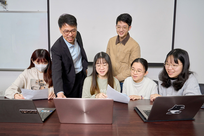 長庚科技大學首創「護理師考照專家機器人」