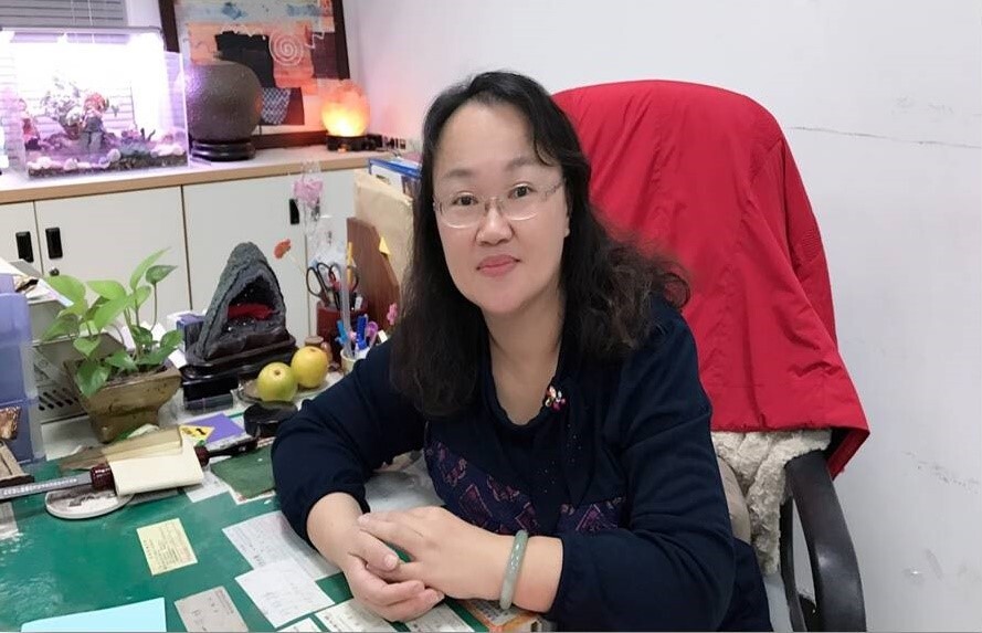 長庚科大進修部劉倩君處長分享，要跟上萬變的時勢，唯有持續學習。她自己跟女兒也都是透過在職進修取得學歷。