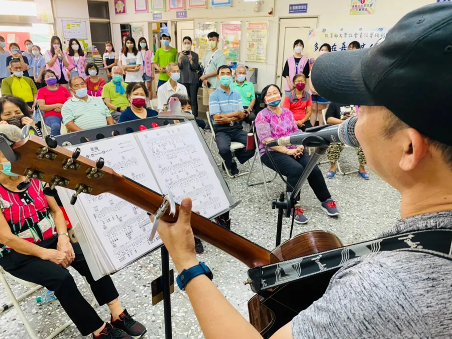彈唱歌手李國賜老師現場表演台語歌曲。