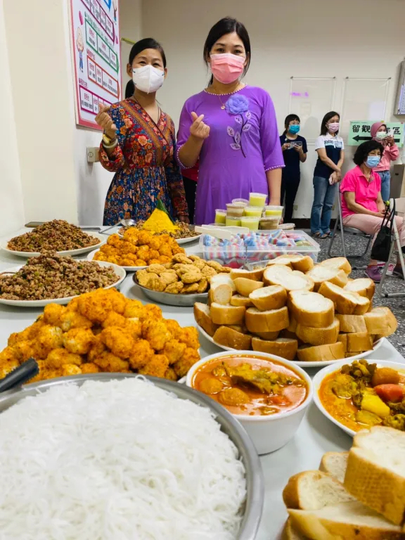 印尼、越南的新住民準備家鄉美食跟社區老大人分享。