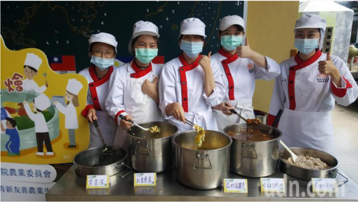 長庚科大保健營養系師生深入偏鄉學校苗栗縣銅鑼鄉中興國小，帶領學童展開一系列「校園有機燴」食農教育課程，並為學童製作營養午餐