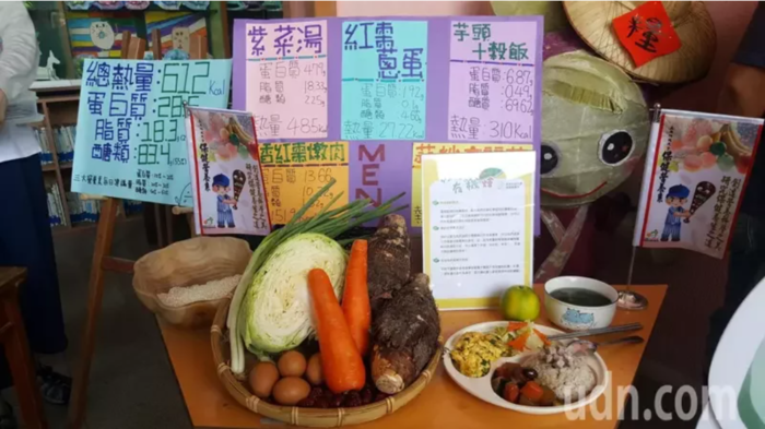 長庚科大學生安排的學校午餐運用在地食材，製作了芋頭十穀飯、塔香紅棗燉肉、蒜炒高麗菜、紅棗蔥蛋及紫菜湯