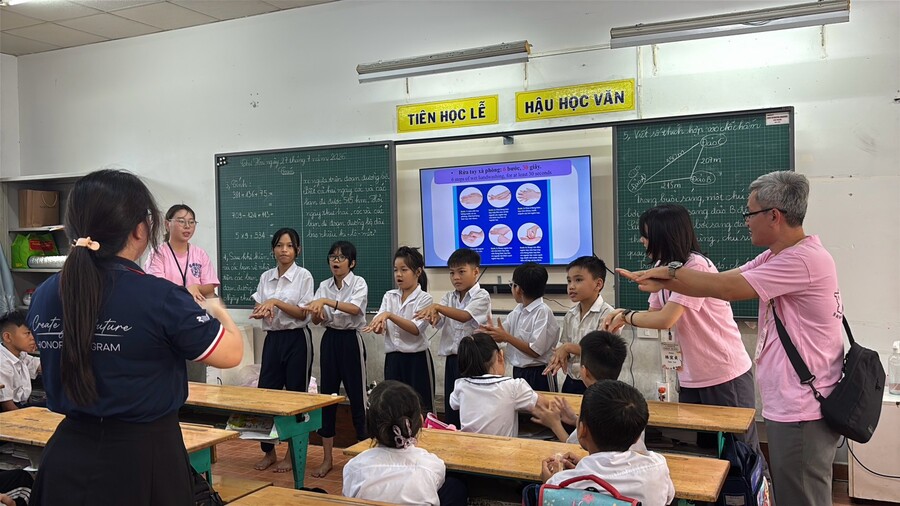 長庚科大與越南文郎大學學生一同帶領當地兒童參與健康衛教活動。