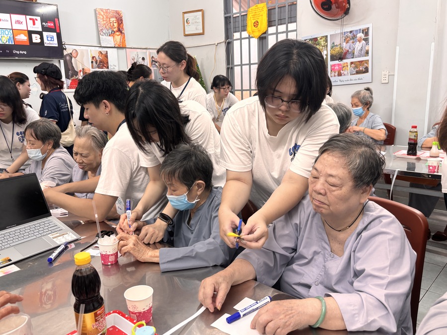 長庚科大學生陪伴當地長者進行創意手作活動。