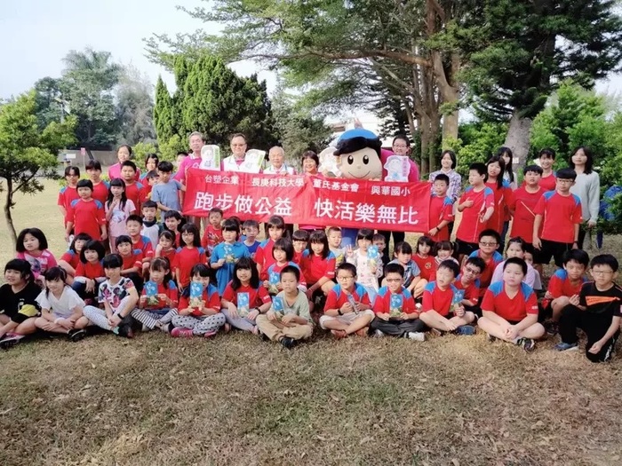 台塑、長庚科大和董氏基金會到偏鄉舉辦樂動校園，每跑1圈台塑就捐1元，雲林縣已跑了超過90萬圈