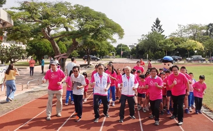 台塑、長庚科大和董氏基金會到偏鄉舉辦樂動校園，每跑1圈台塑就捐1元，雲林縣已跑了超過90萬圈