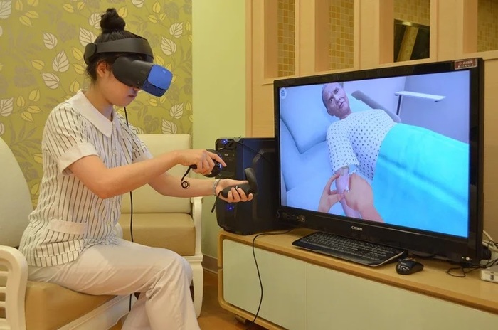 高擬真情境學習二 多數人都害怕被重複注射多次的經驗；透過VR(虛擬實境) 學習正確注射的方法，在擬真病人身上錯了再練，直到正確為止，臨床實習時，可成功幫助病人。