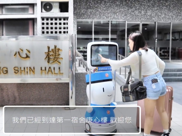 長庚科大AI機器人迎新生醫療奉獻獎校友勉勵多元學習(系列照片共4張)