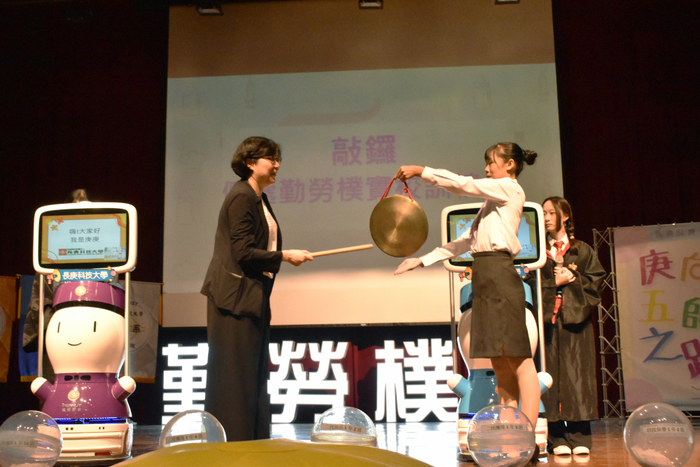長庚科大AI機器人迎新生醫療奉獻獎校友勉勵多元學習(系列照片共4張)
