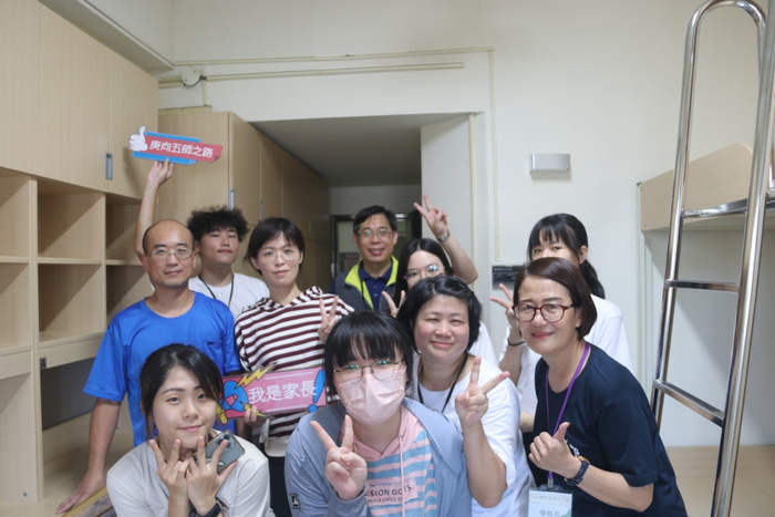 長庚科大AI機器人迎新生醫療奉獻獎校友勉勵多元學習(系列照片共4張)