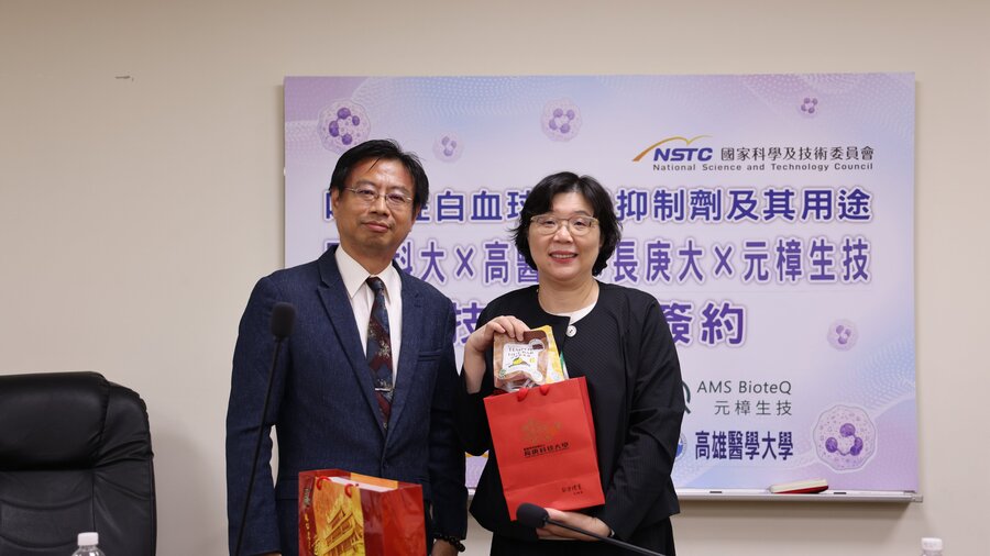 長庚科大范君瑜校長(右)代表三校致贈紀念品給元樟生技總經理張毅偉(左)
