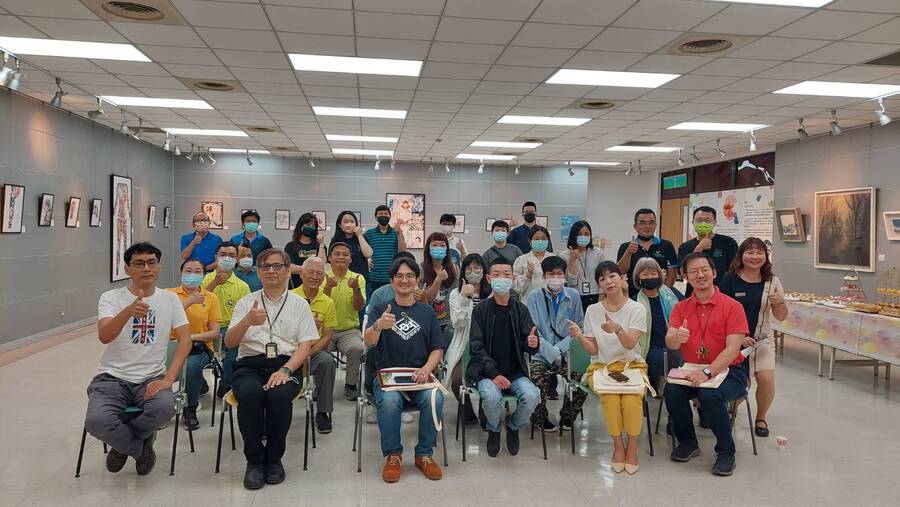 校慶邀請病友舉辦「《記號》泡泡龍」繪畫聯展