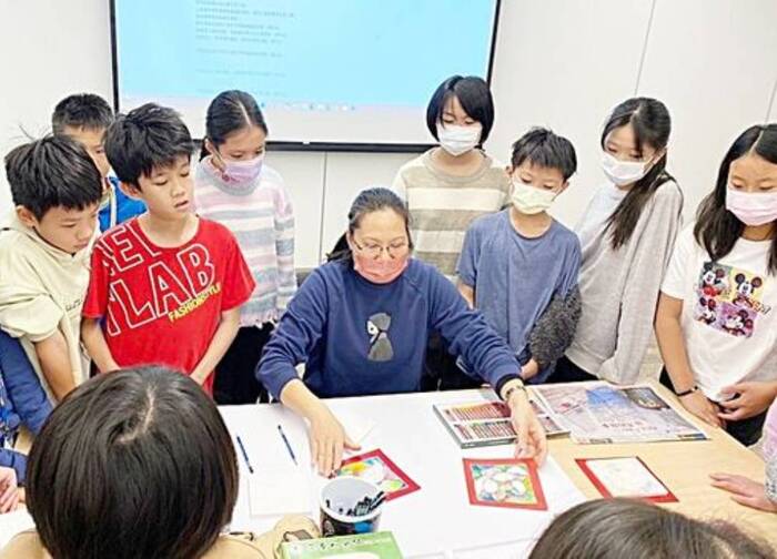 桃園市立圖書館與經國國中聯手主辦,結合康寧、長庚科大跨域資源共同推出結合閱讀、AI與創作的跨域營隊。圖片