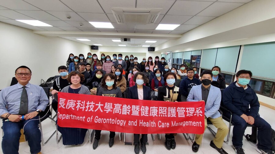 長庚科大高照系副教授施福忠(前排左起)、高照系校友沈臻穎、高照系(所)主任(所長)張淑紅、護理學院院長陳美燕、教學發展與資源中心主任黃翠媛、三尋全腦樂活公司負責人巫奉約、社團法人中華利仁社會福利協會常務理事常繼步。