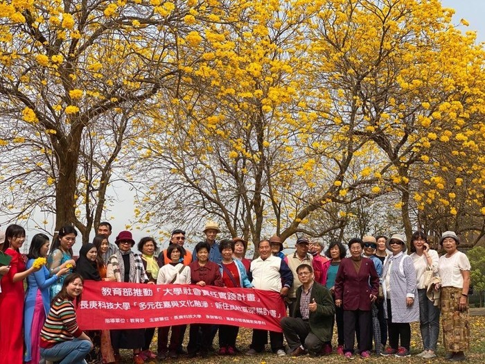 圖說1：國立中正大學黃花風鈴木大爆發，銀髮族與新住民一起進校園賞花。   圖：中正大學盧鴻毅教授/提供