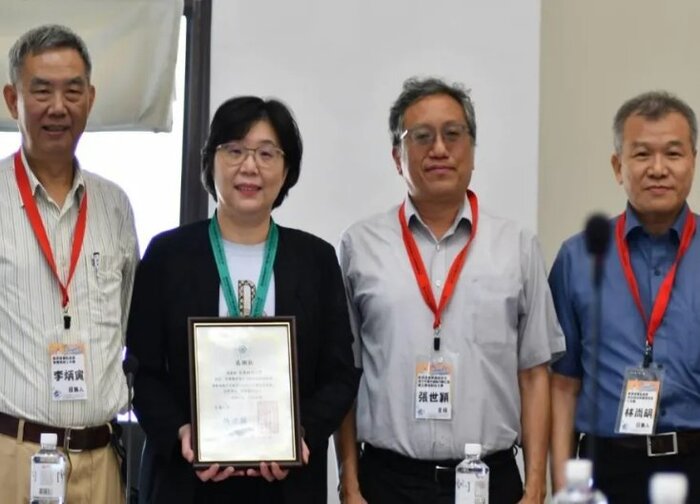 雲林科技大學人才推升中心主任張世穎(右二)、教育部重點產業智慧機械工作圈召集人李炳寅教授(左一)、民生科技與循環經濟工作圈召集人林尚明院長(右一)一起頒發感謝狀給予提供會議場地的長庚科大校長范君瑜(左二)圖片