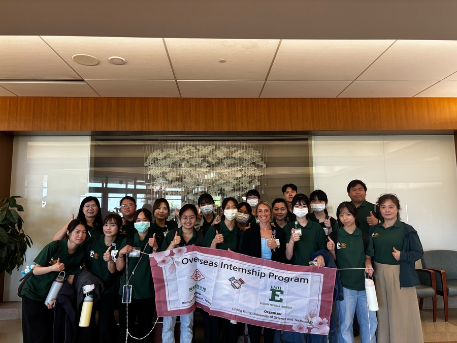 長庚科大師生於美國知名醫療機構Trinity Health Ann Arbor Hospital合影留念。