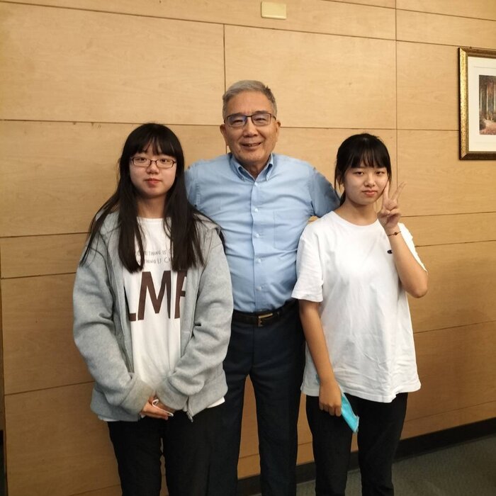 校長與護理系黎亞庭和黎亞倫合影